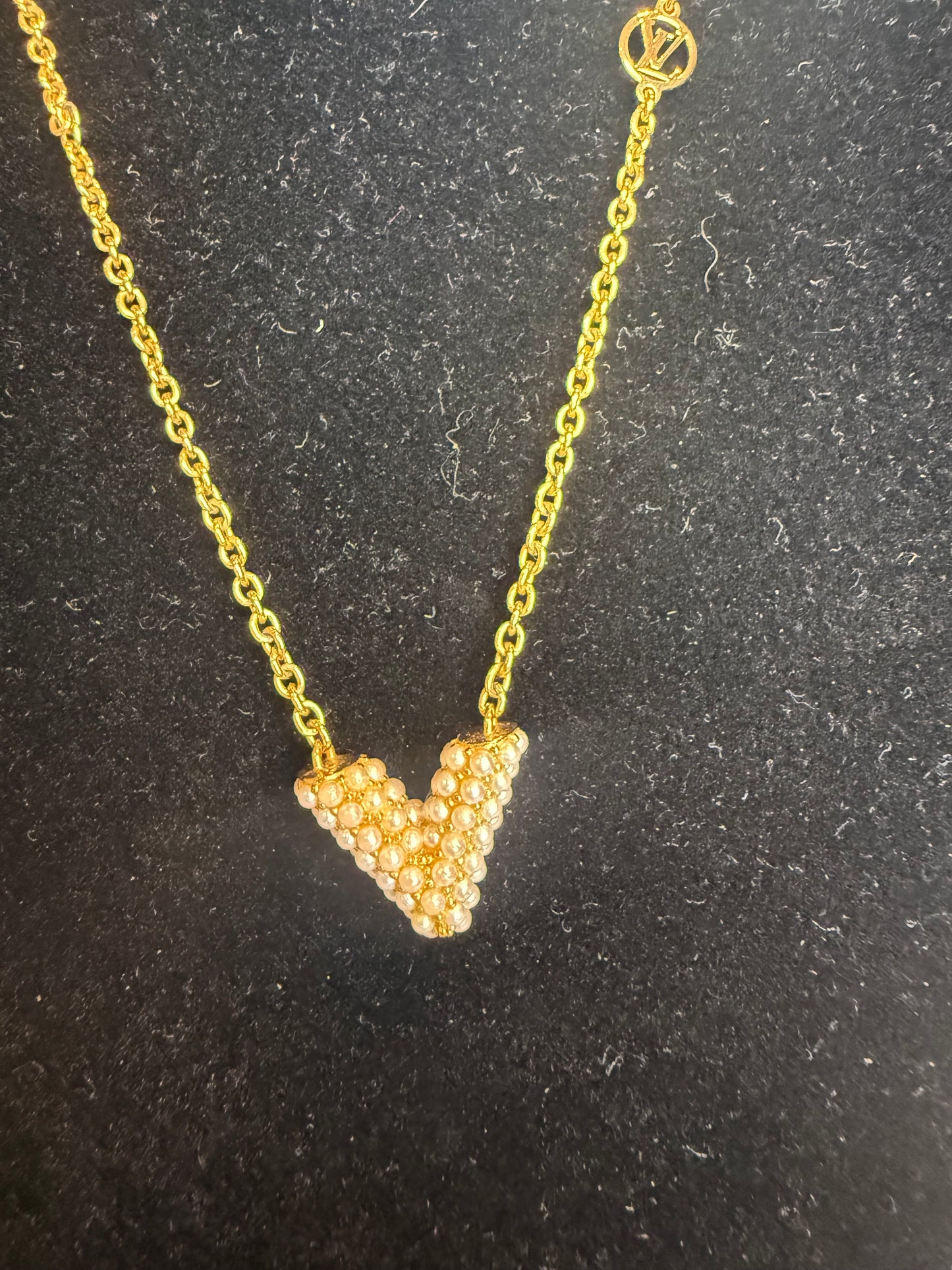 1302. Louis Vuitton Essential V Pearle Necklace