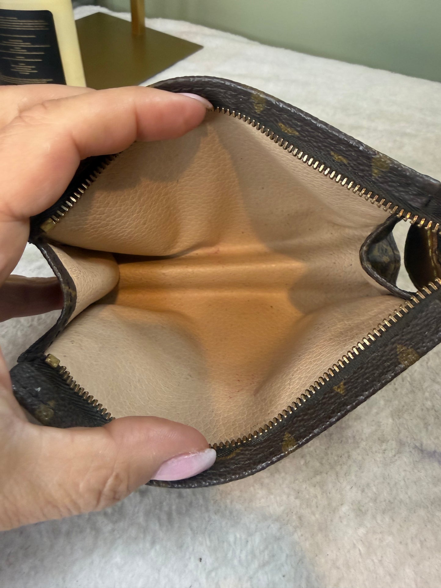 1398. Louis Vuitton Monogram Bucket Pouch PM