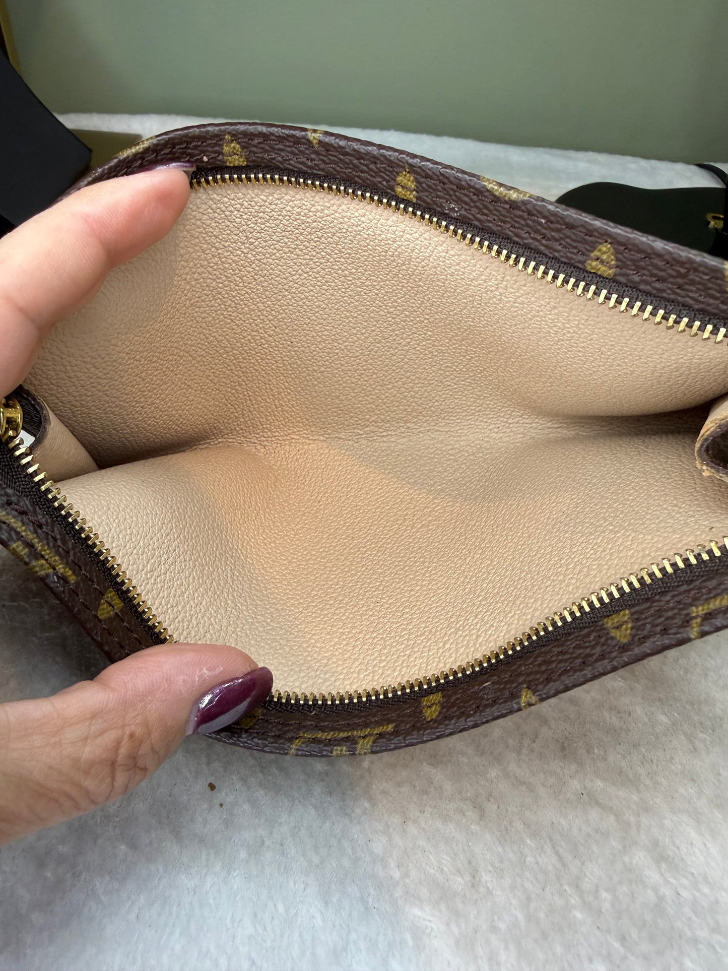 1318. Louis Vuitton Monogram Bucket Pouch GM