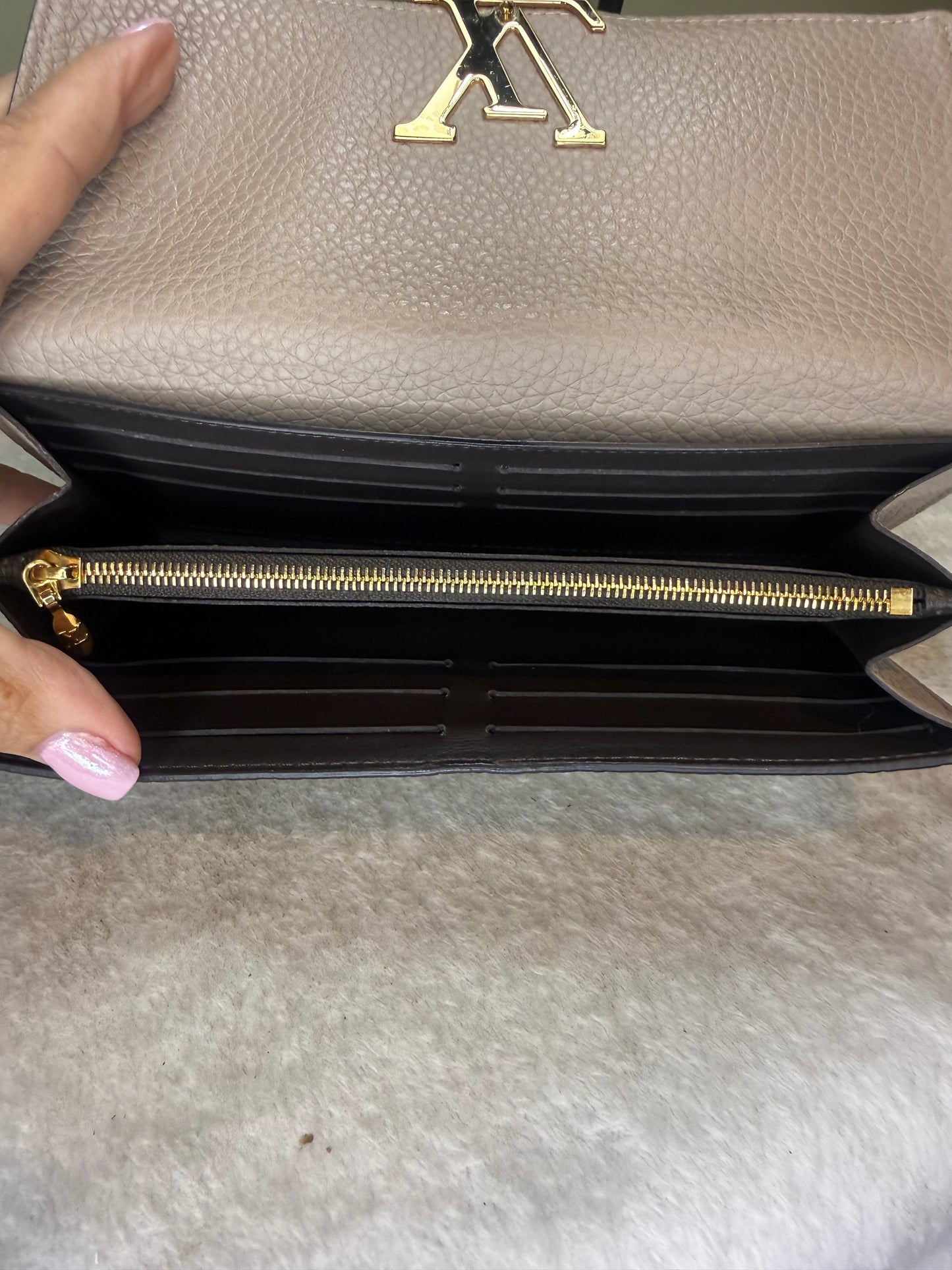 1516. Louis Vuitton Tan Capucines Wallet