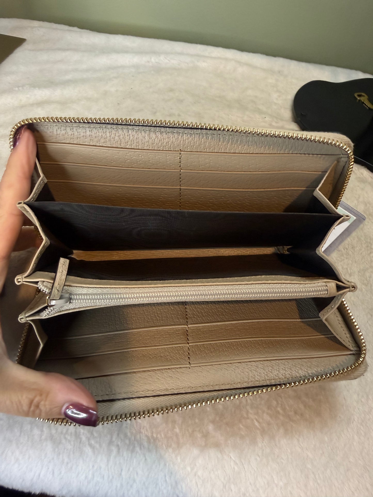 1298. Gucci Ophidia Beige and white Zippy Wallet
