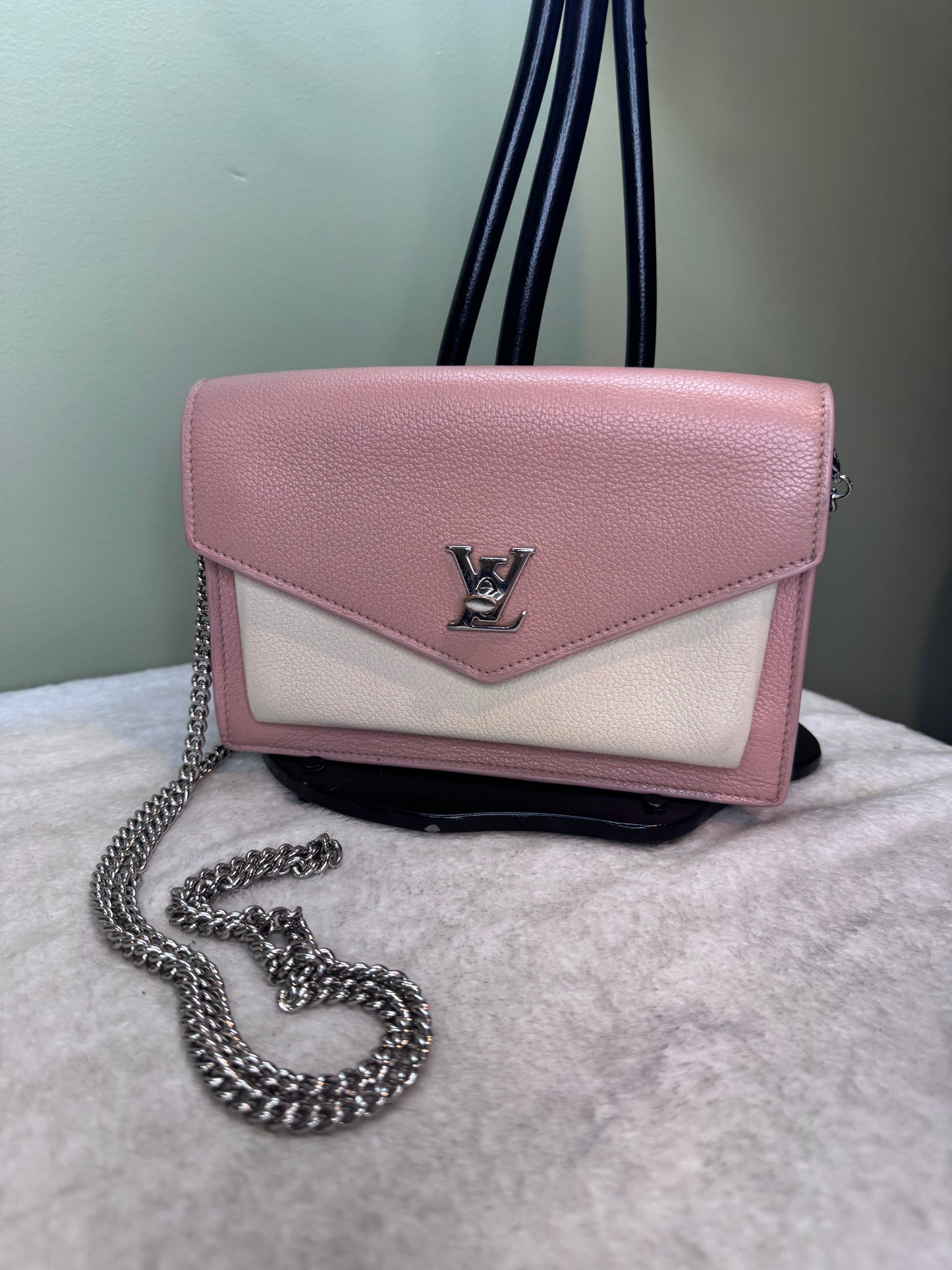 1420. Louis Vuitton Pink MyLockMe Chain Pochette