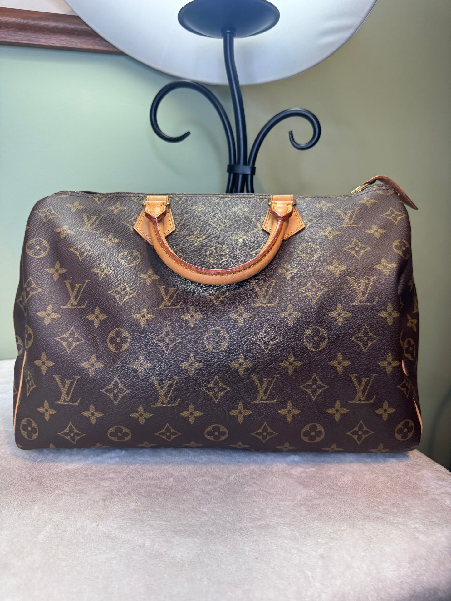 1847. Louis Vuitton Monogram Speedy 35
