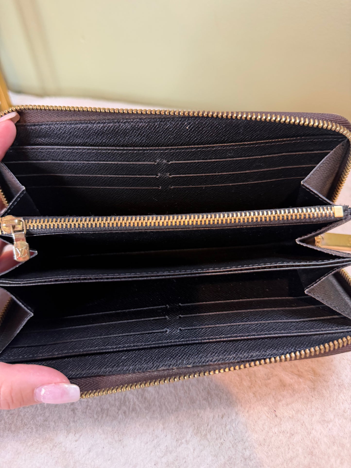 1562. Louis Vuitton Reverse Monogram Zippy Wallet