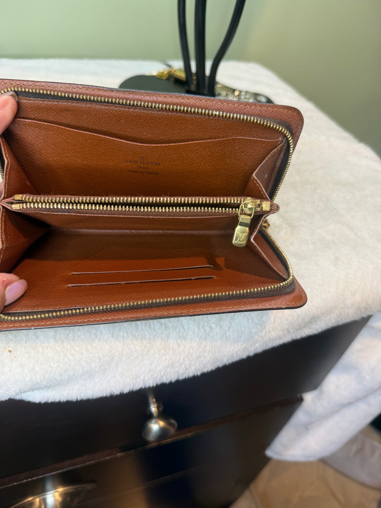 1165. Louis Vuitton Monogram Zippy Wallet