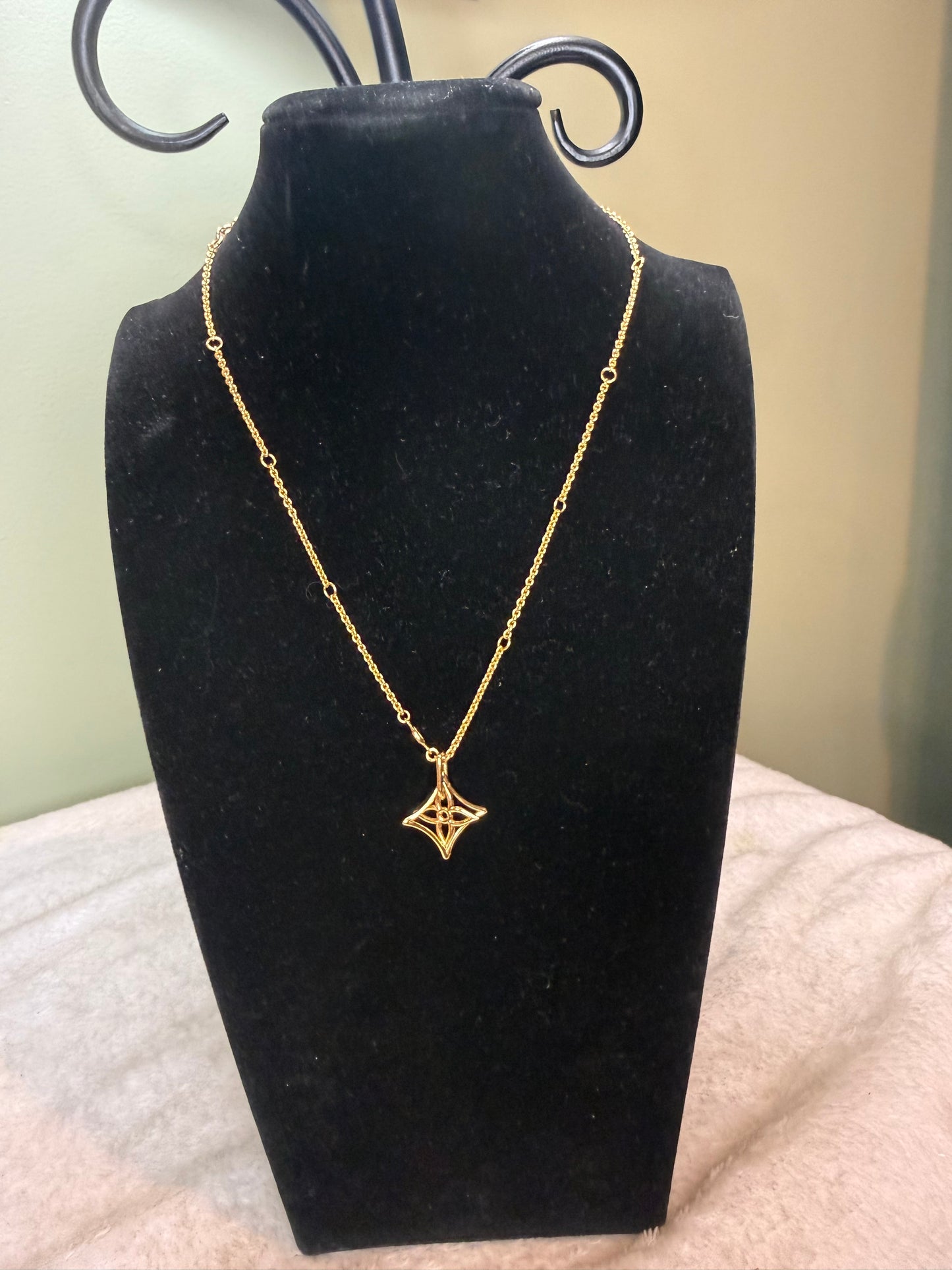 1427. Louis Vuitton LV Twiggy Pointed Flower Necklace