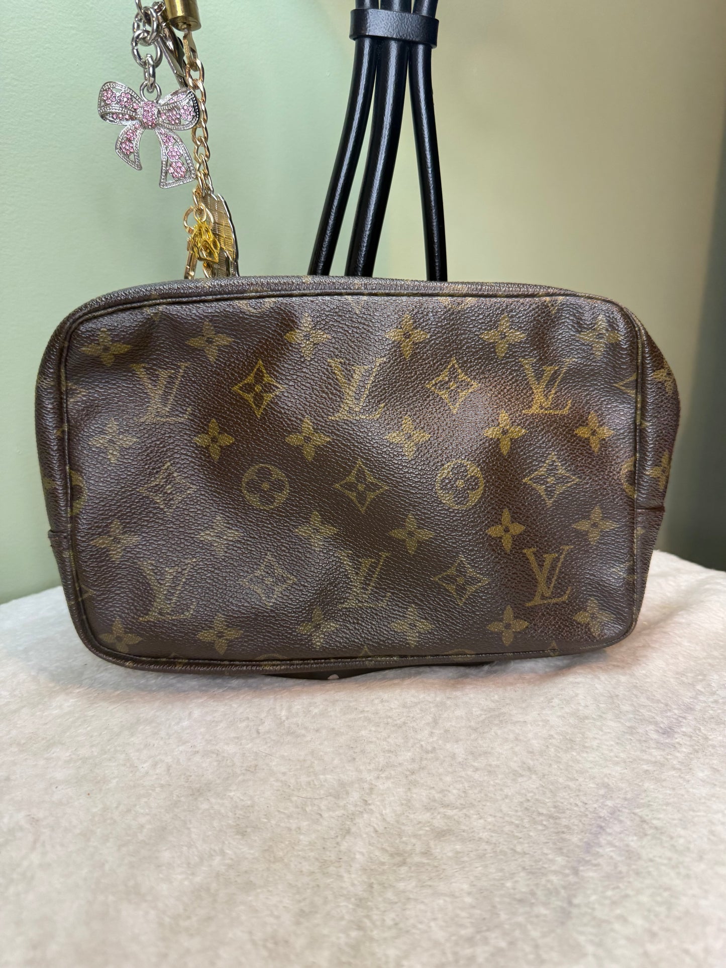 1452. Louis Vuitton Monogram Trousse 23