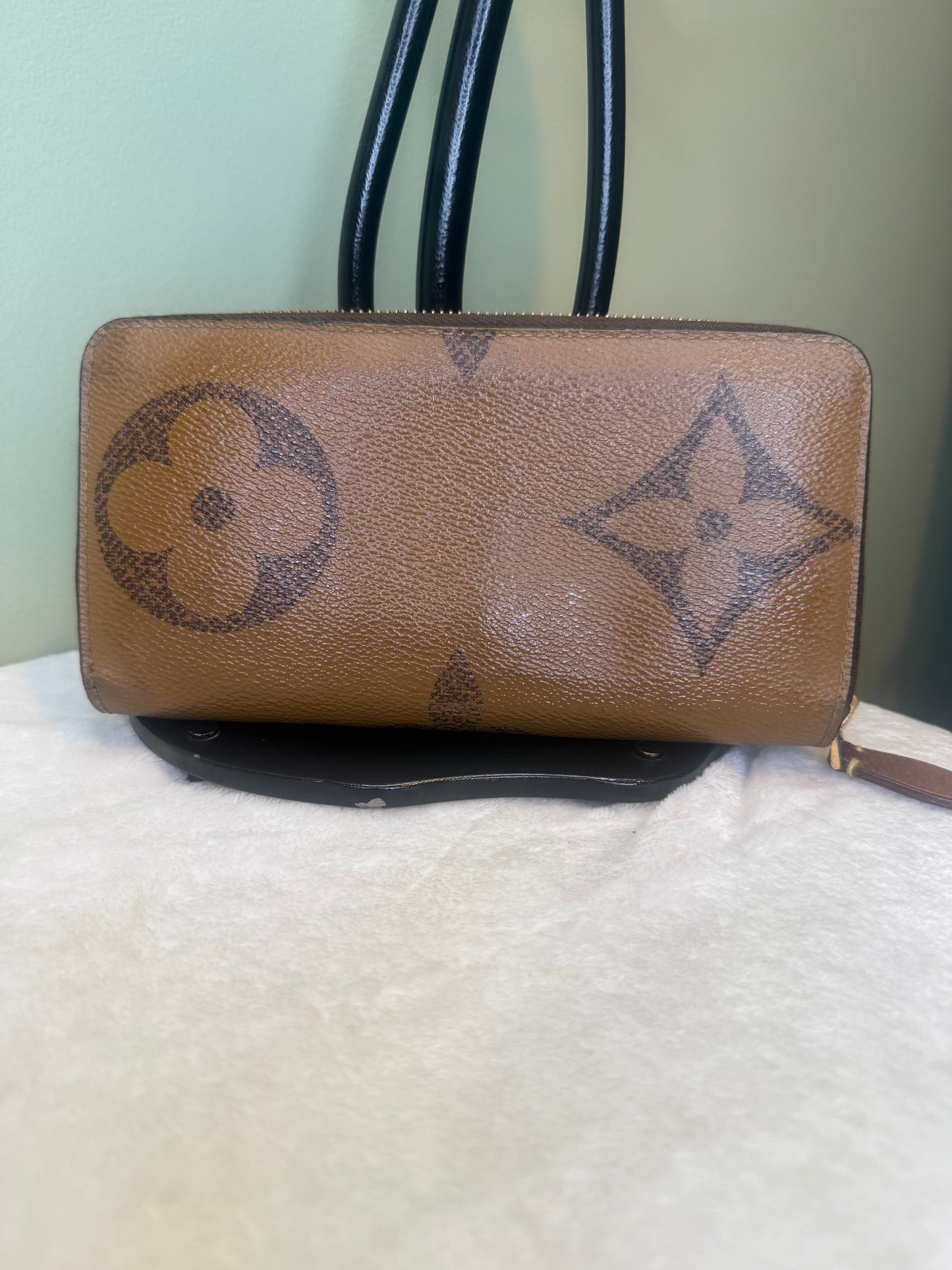 1899. Louis Vuitton Reverse Monogram Zippy Wallet