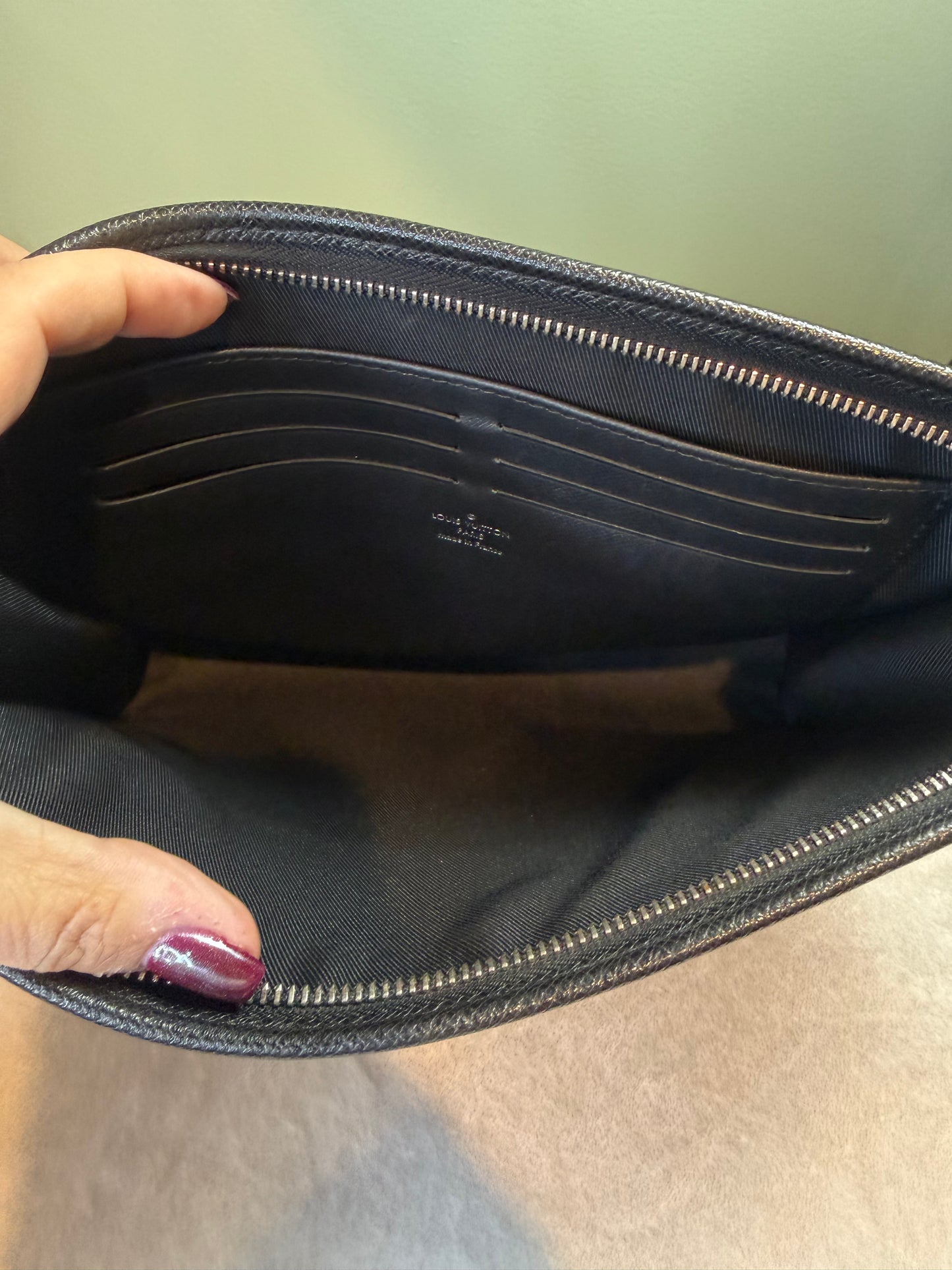 1896. Louis Vuitton Black Taiga Pochette Voyage MM