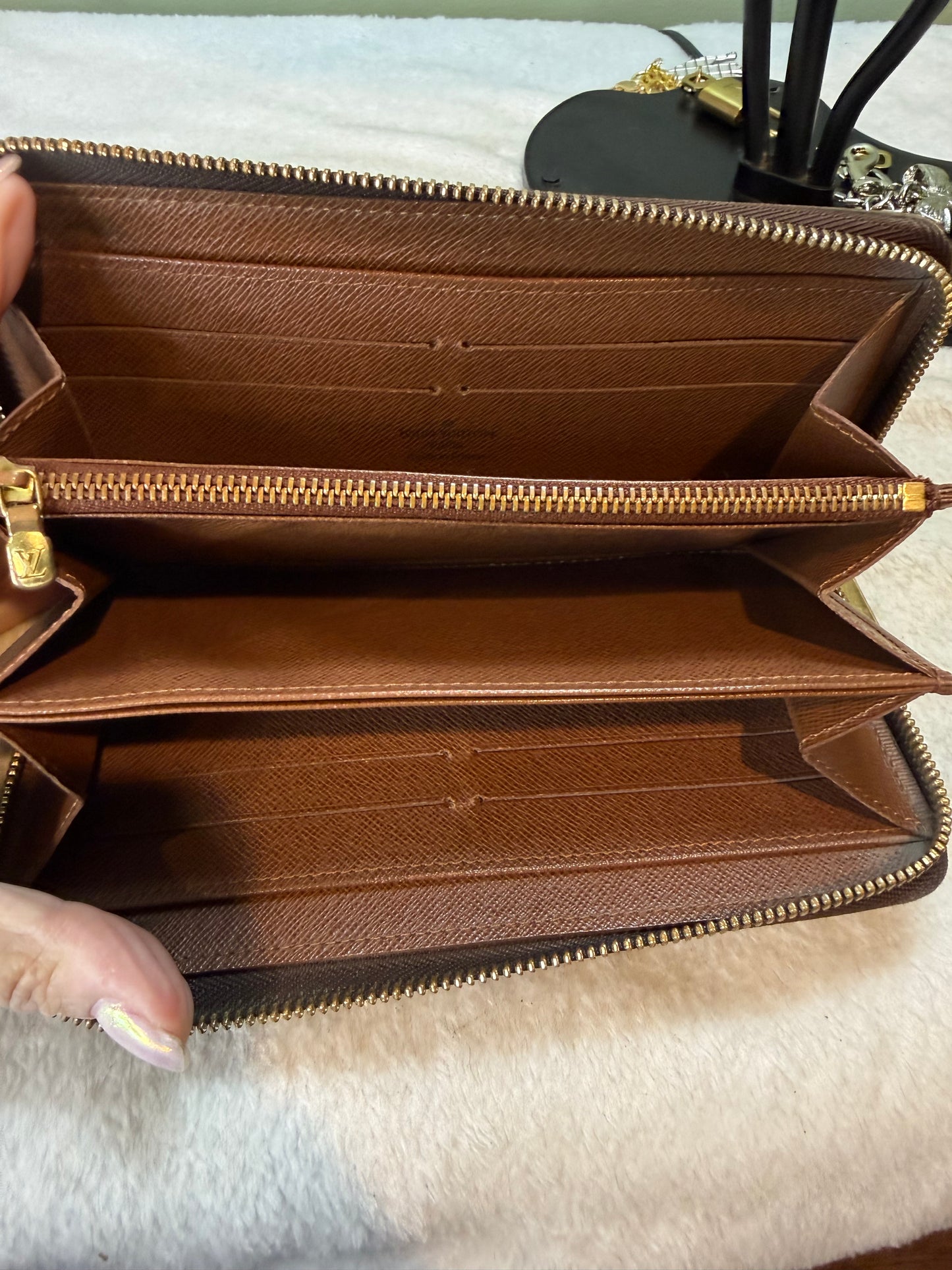 1187. Louis Vuitton Monogram Zippy Wallet