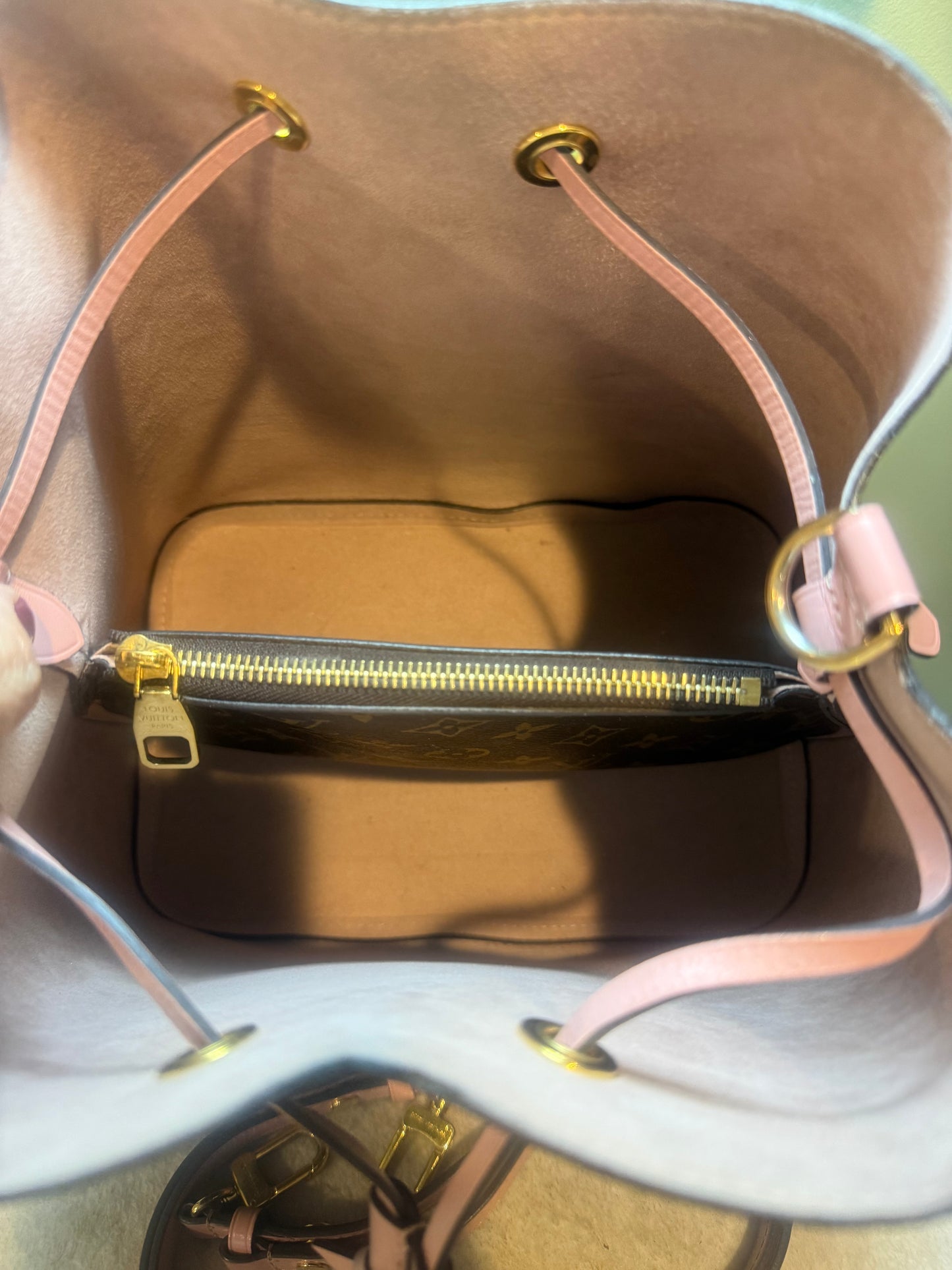1567. Louis Vuitton Monogram NeoNoe MM with Pink