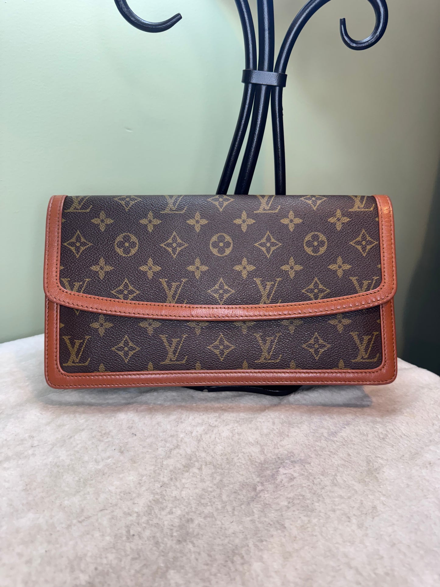 1391. Louis Vuitton Vintage Pochette Dame GM Clutch