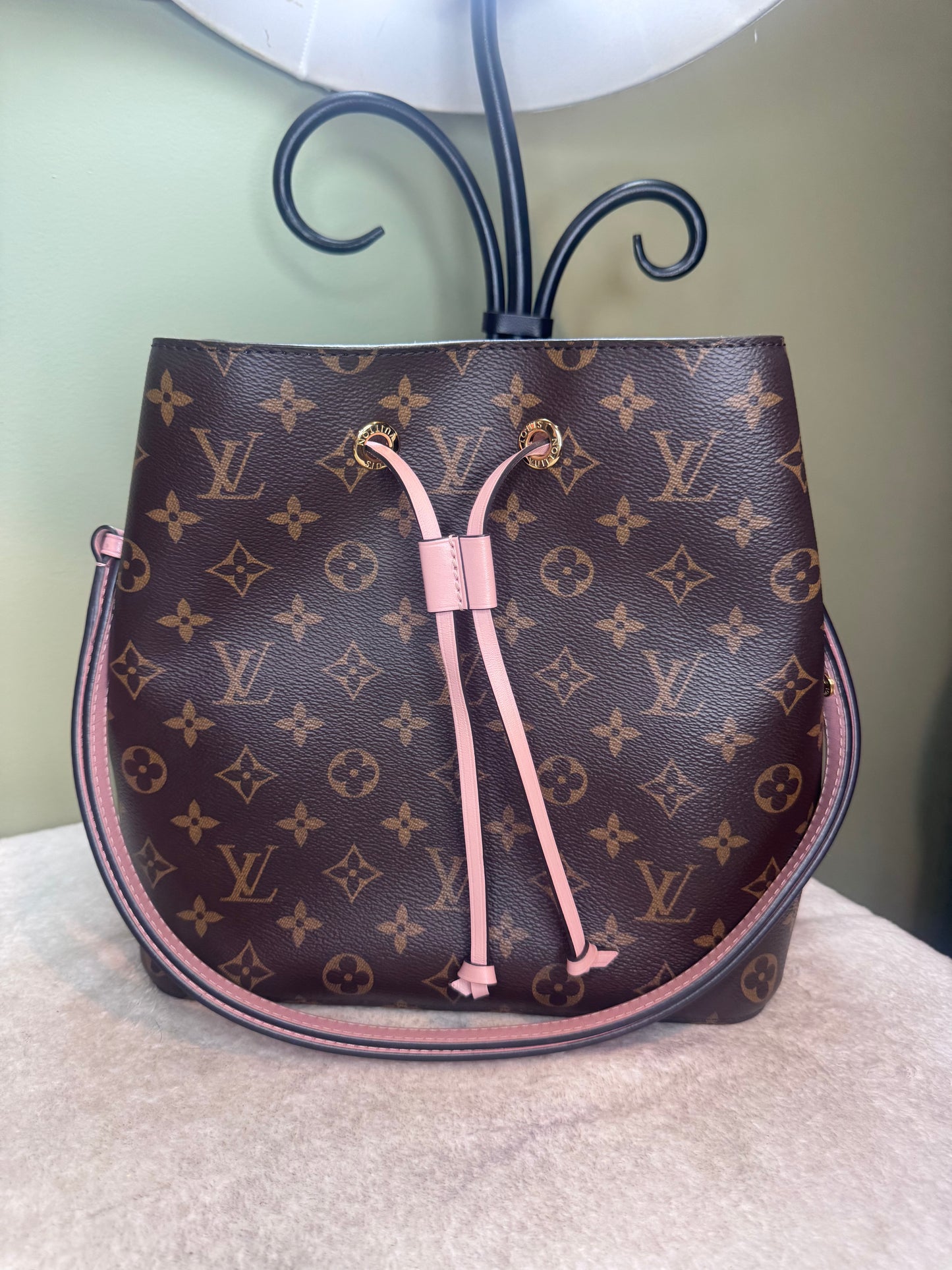 1421. Louis Vuitton Monogram with Pink NeoNoe MM