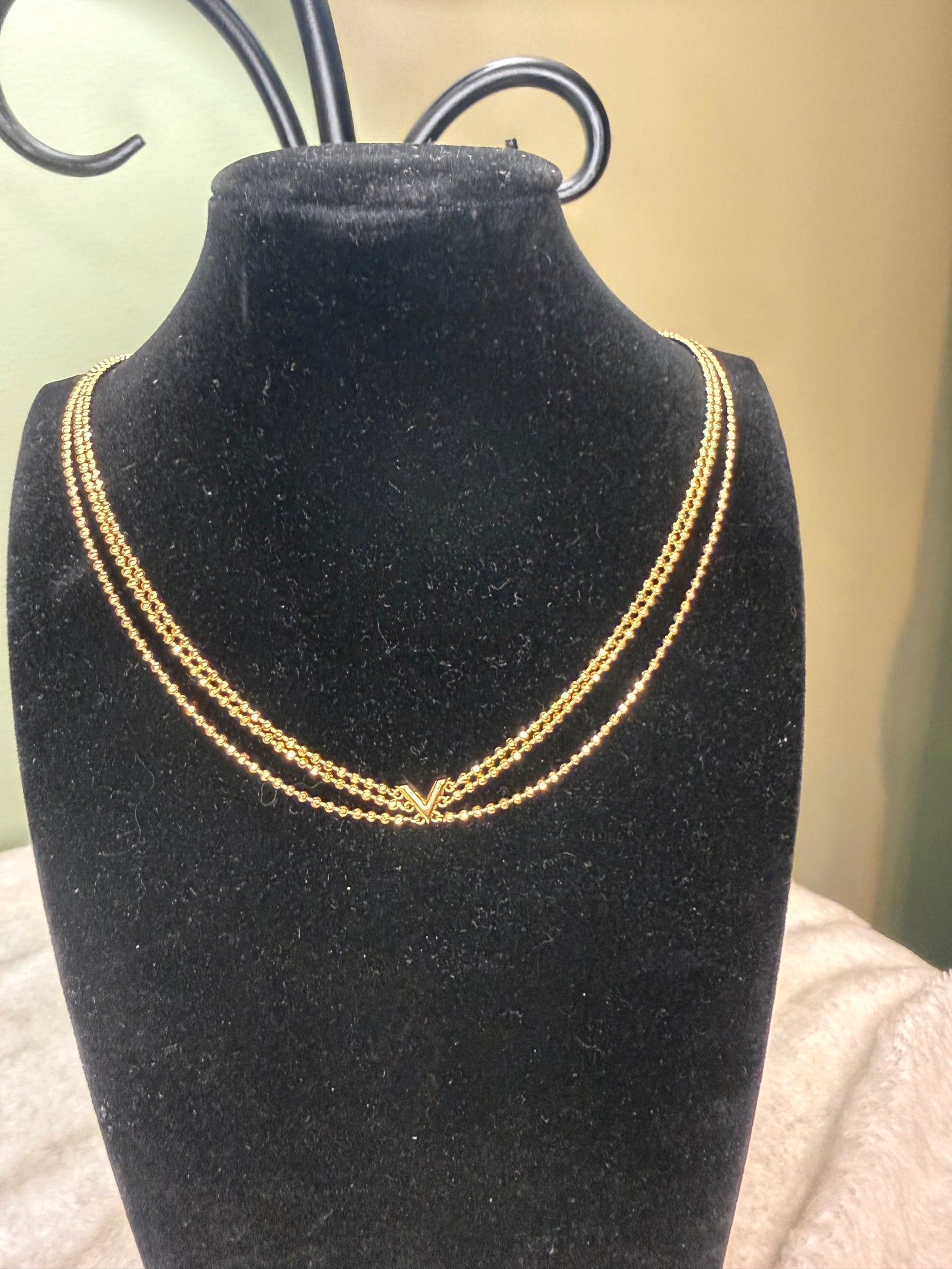 1426. Louis Vuitton Essential V Choker Necklace