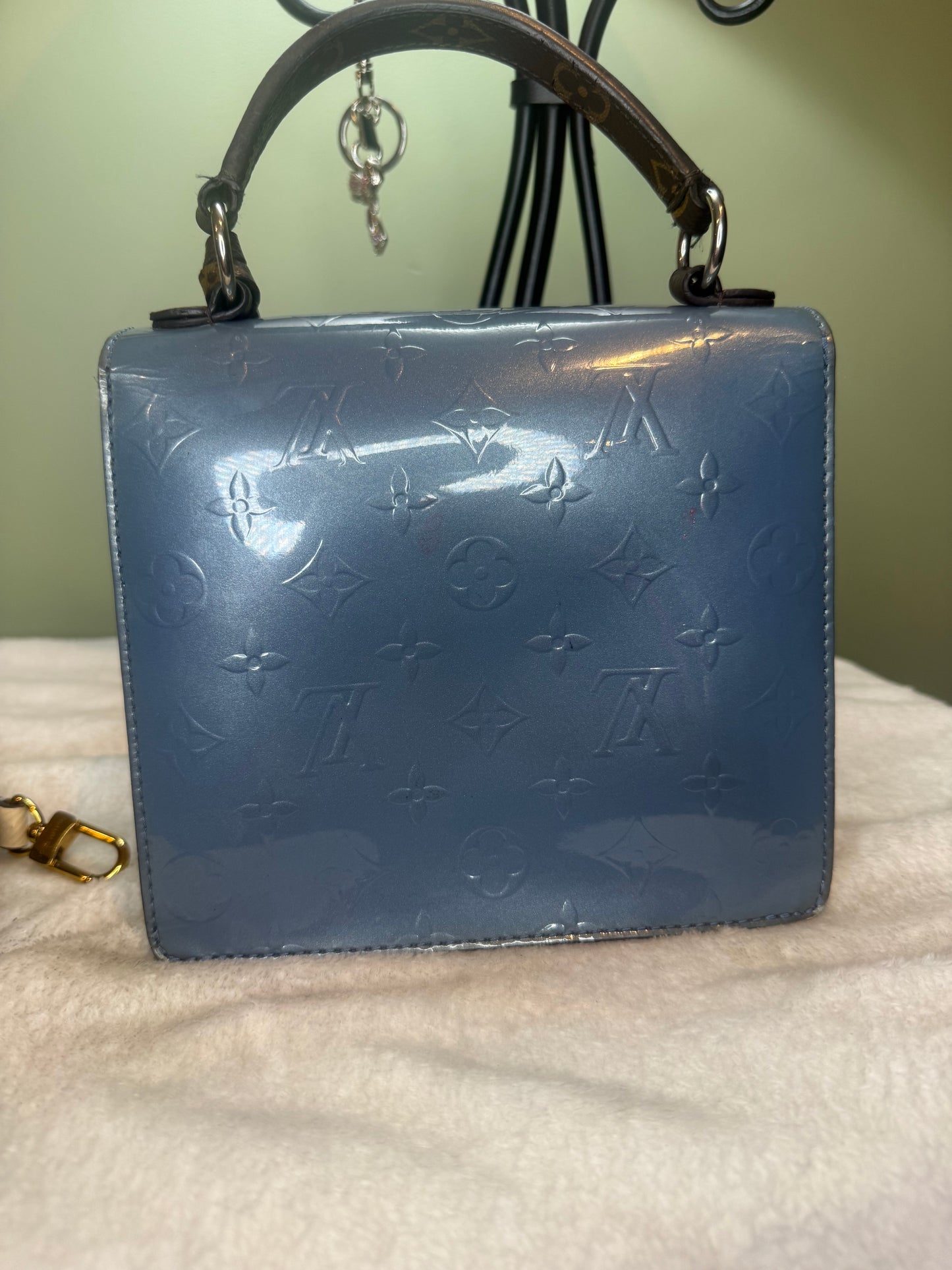 1094. Louis Vuitton Blue vernis Spring Street with Strap