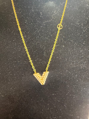 1302. Louis Vuitton Essential V Pearle Necklace