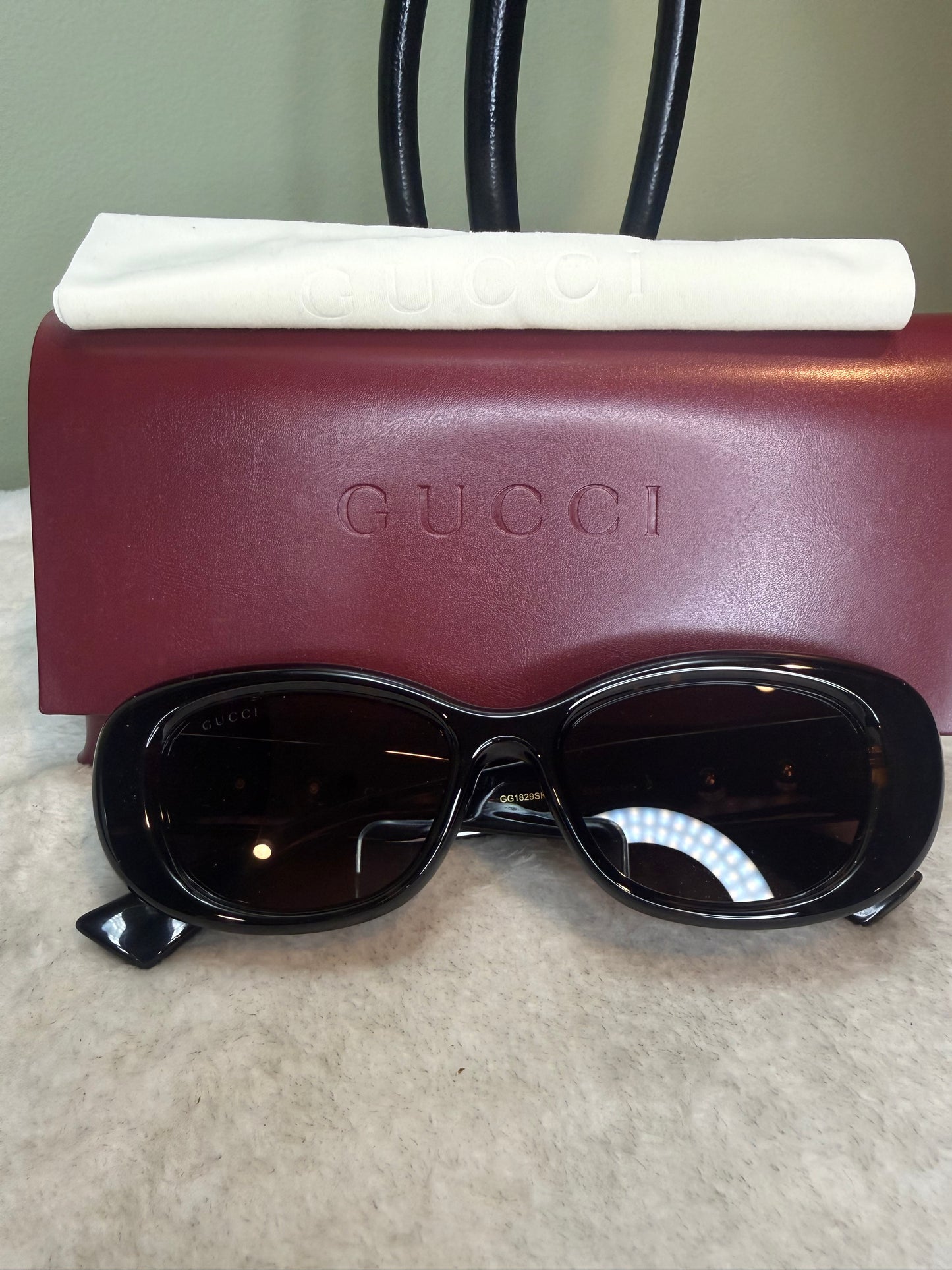 1229. Gucci GG Logo Oval Sunglasses