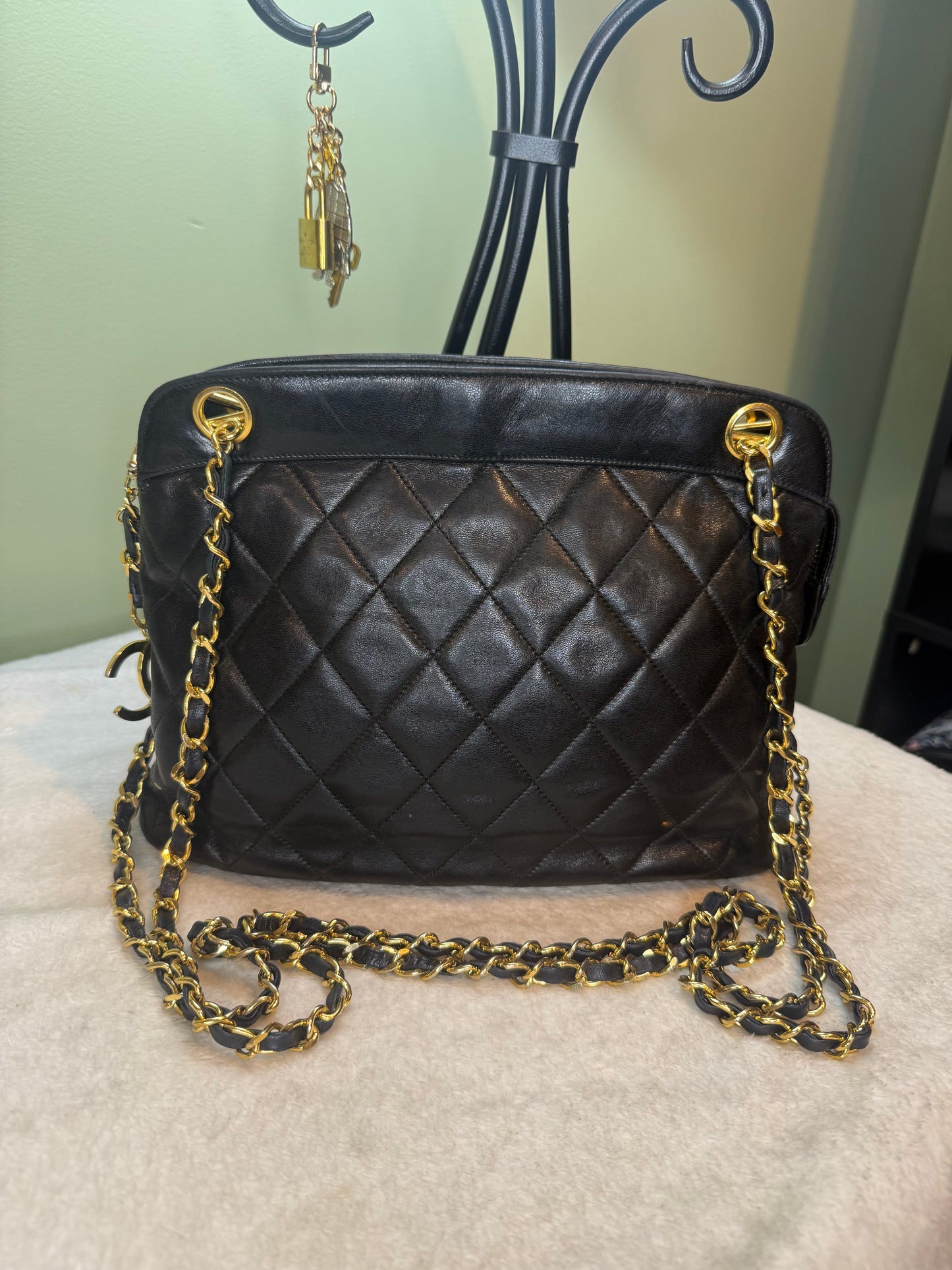 880. Chanel Vintage Quilted Lambskin Shoulder bag with Gold CC hardware