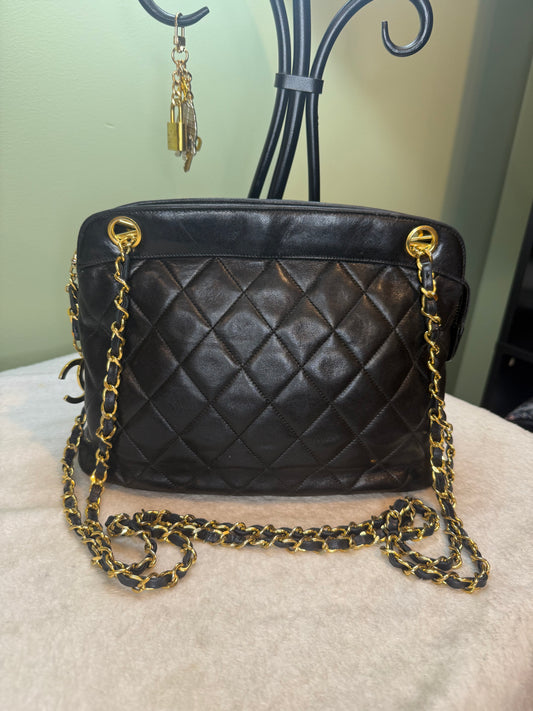 880. Chanel Vintage Quilted Lambskin Shoulder bag with Gold CC hardware