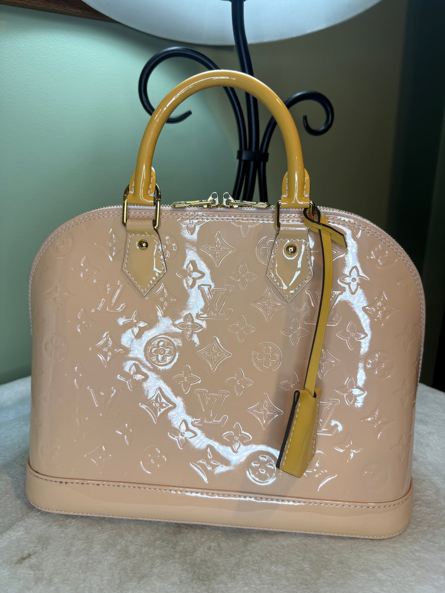 1286. Louis Vuitton Rose Florentine Vernis Alma PM