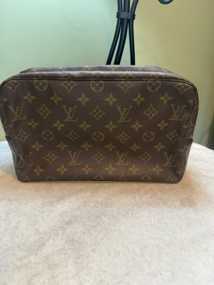 1697. Louis Vuitton Monogram Trousse 28
