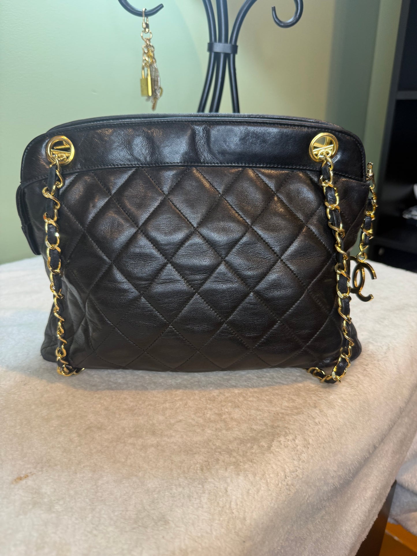 880. Chanel Vintage Quilted Lambskin Shoulder bag with Gold CC hardware