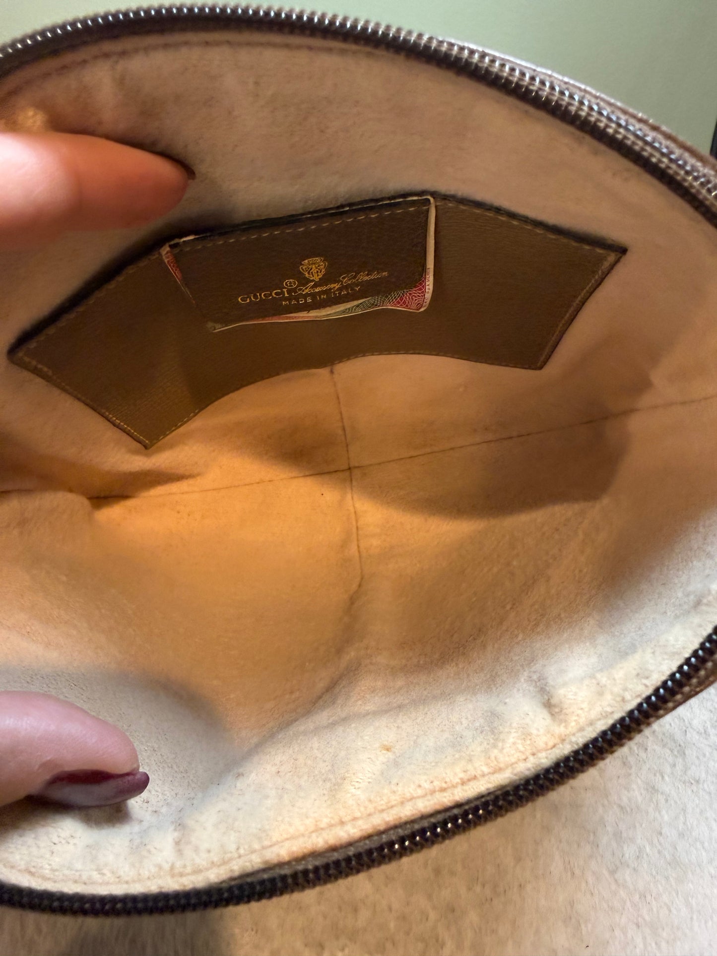 1676. Gucci Vintage GG Supreme Crossbody