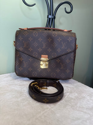 2132. Louis Vuitton Monogram Pochette Metis