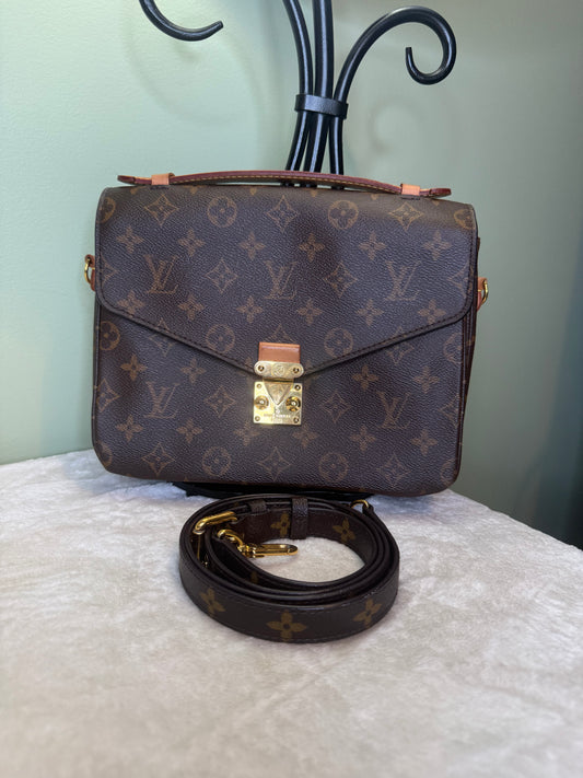 2132. Louis Vuitton Monogram Pochette Metis