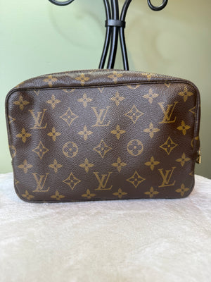 2005. Louis Vuitton Monogram Trousse 23