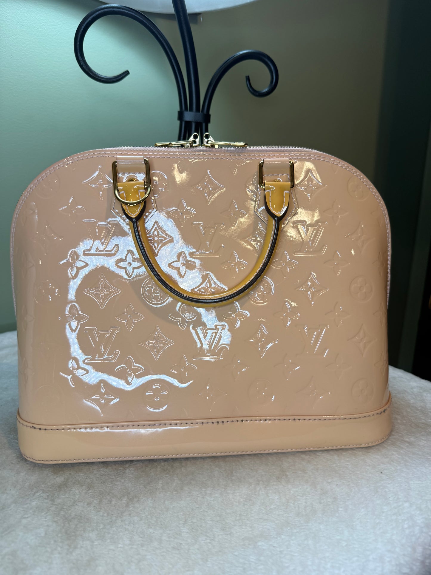 1286. Louis Vuitton Rose Florentine Vernis Alma PM