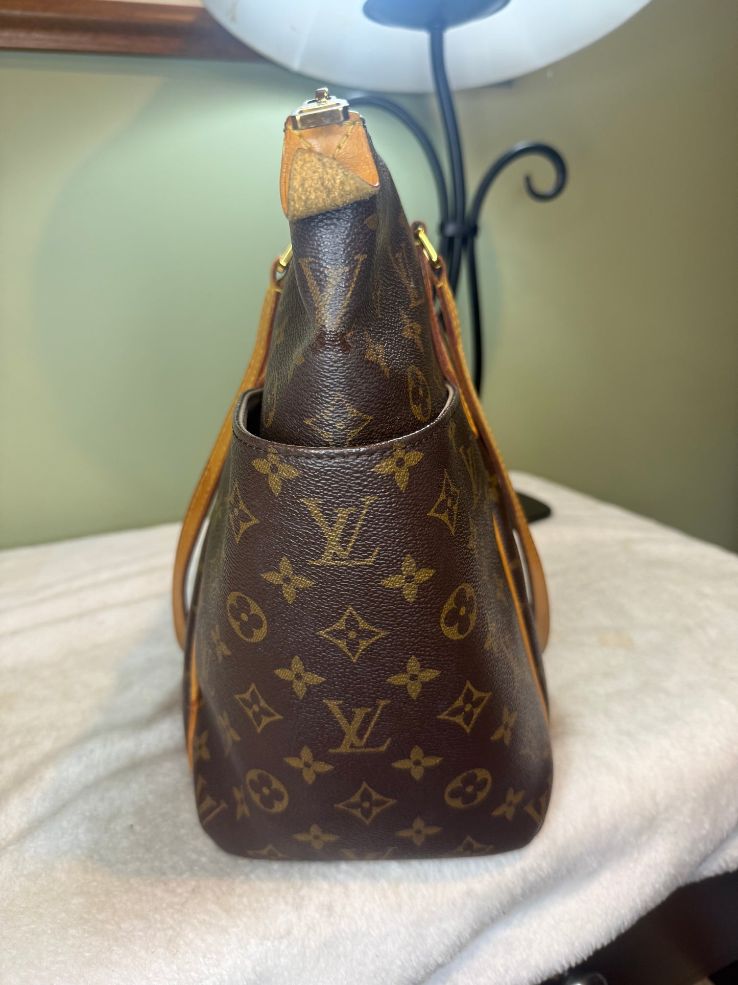 1523. Louis Vuitton Monogram Totally MM