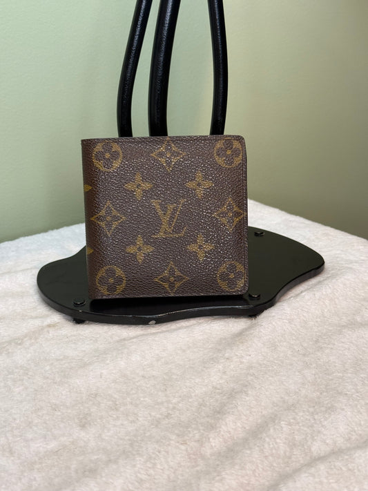 1016. Louis Vuitton Monogram Mens bifold wallet