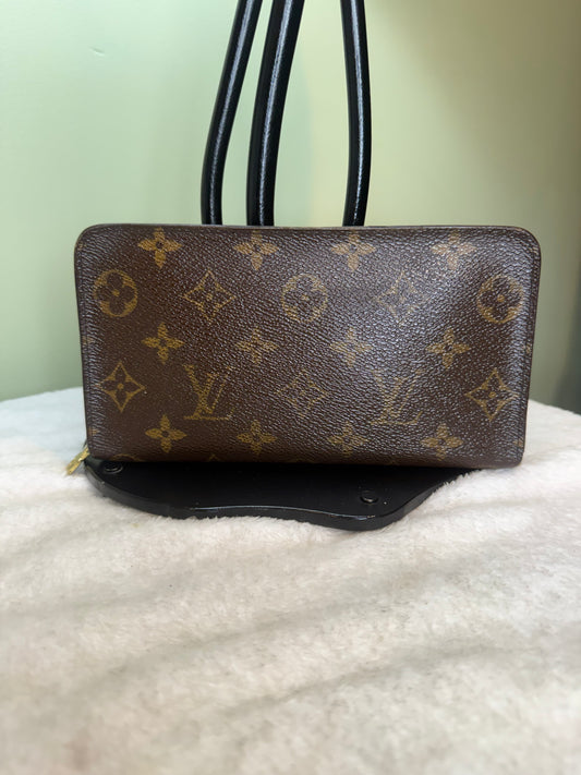 1165. Louis Vuitton Monogram Zippy Wallet
