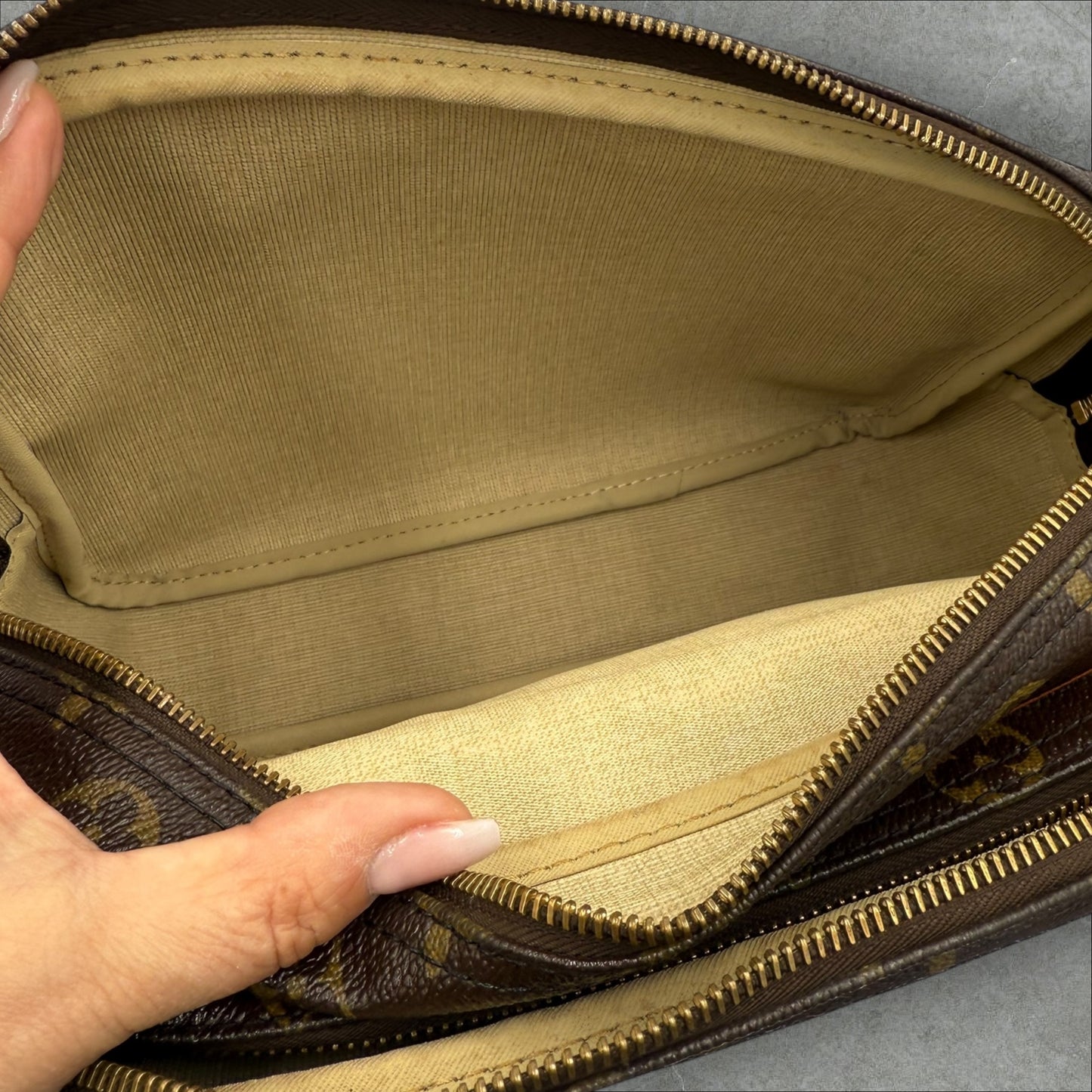 299. Louis Vuitton Monogram Reporter MM Unisex Bag