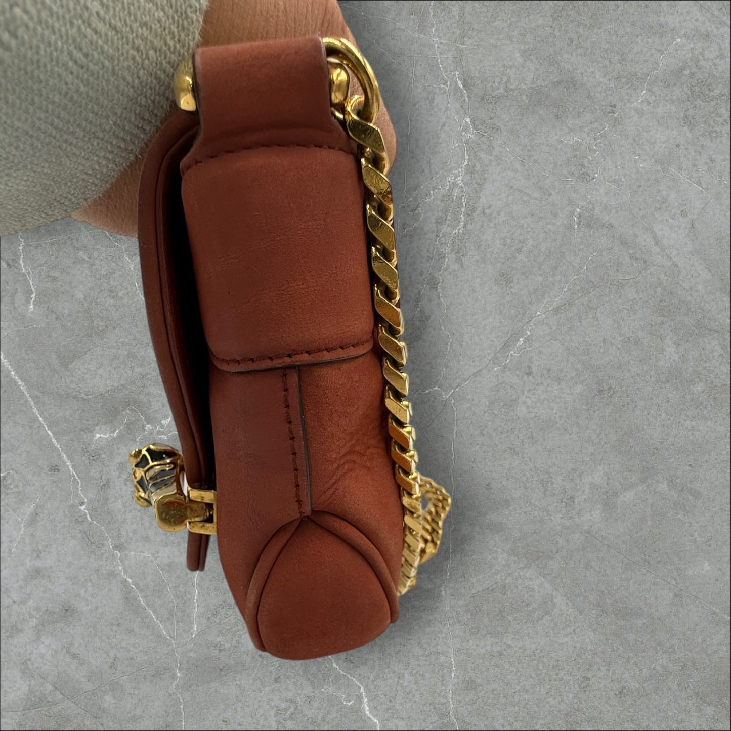 334. Gucci Tigrette Shoulder bag in Rust Suede with gold chain