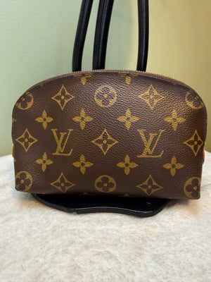 1678. Louis Vuitton Monogram Cosmetic Case