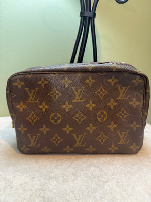 1696. Louis Vuitton Monogram Trousse 23