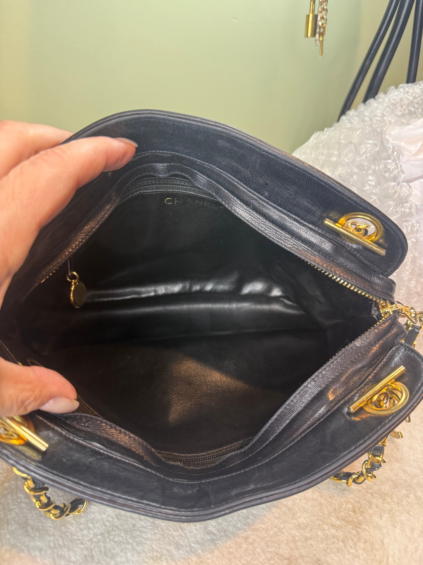 880. Chanel Vintage Quilted Lambskin Shoulder bag with Gold CC hardware