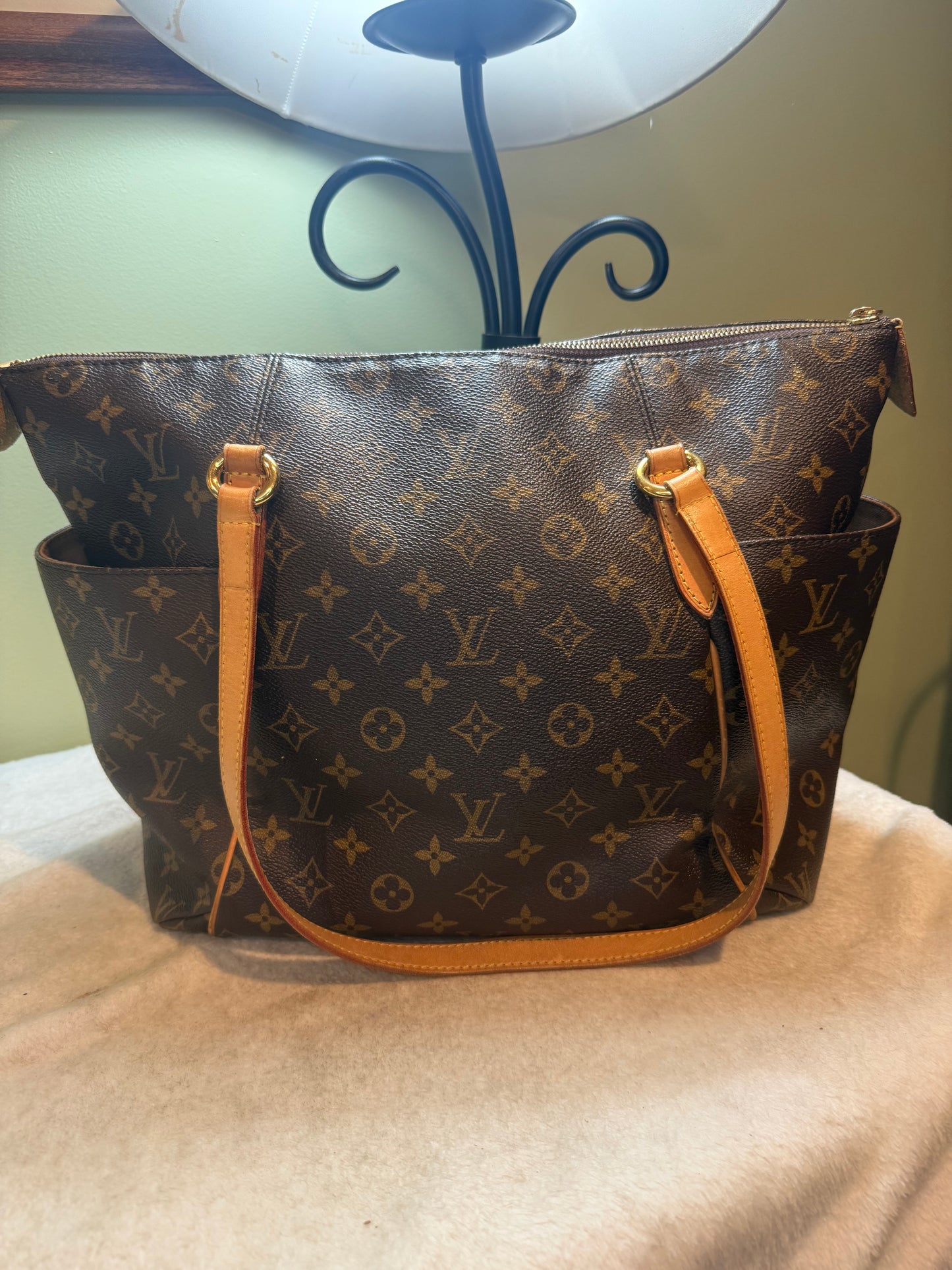1669. Louis Vuitton Monogram Totally MM