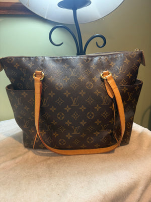 1669. Louis Vuitton Monogram Totally MM
