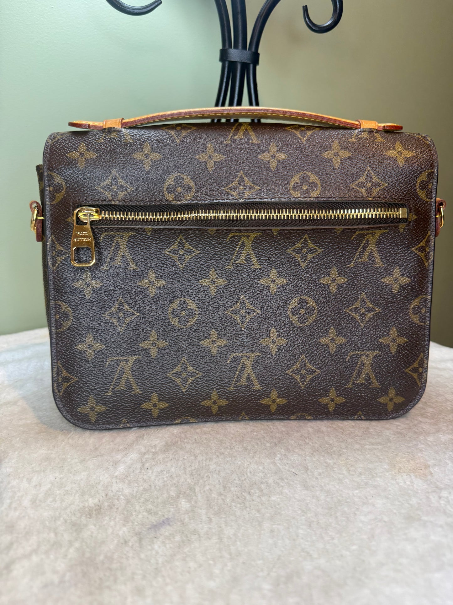 1539. Louis Vuitton Monogram Pochette Metis