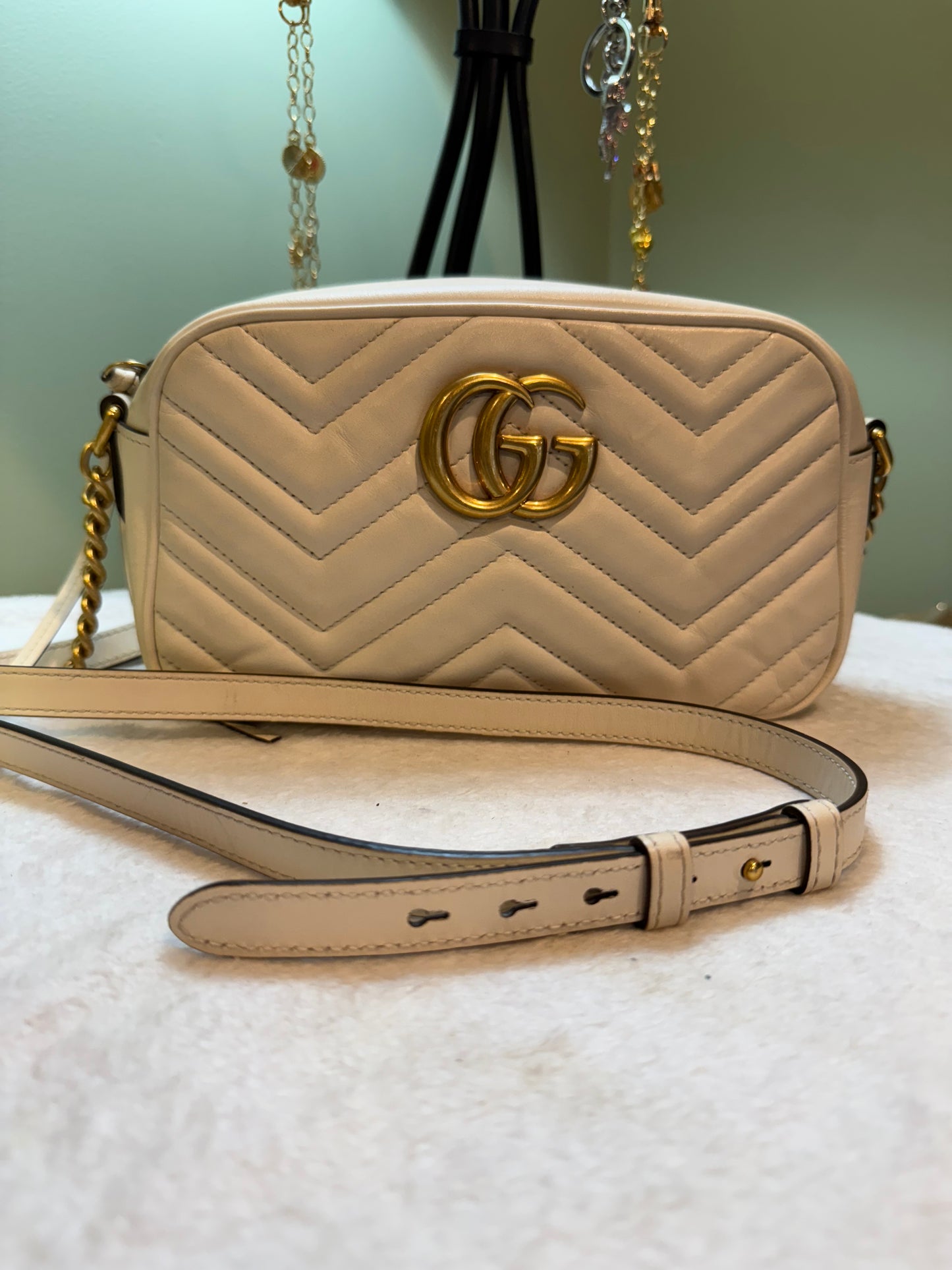 283. Gucci Cream Medium Marmont Quilted Leather Crossbody Camera Bag
