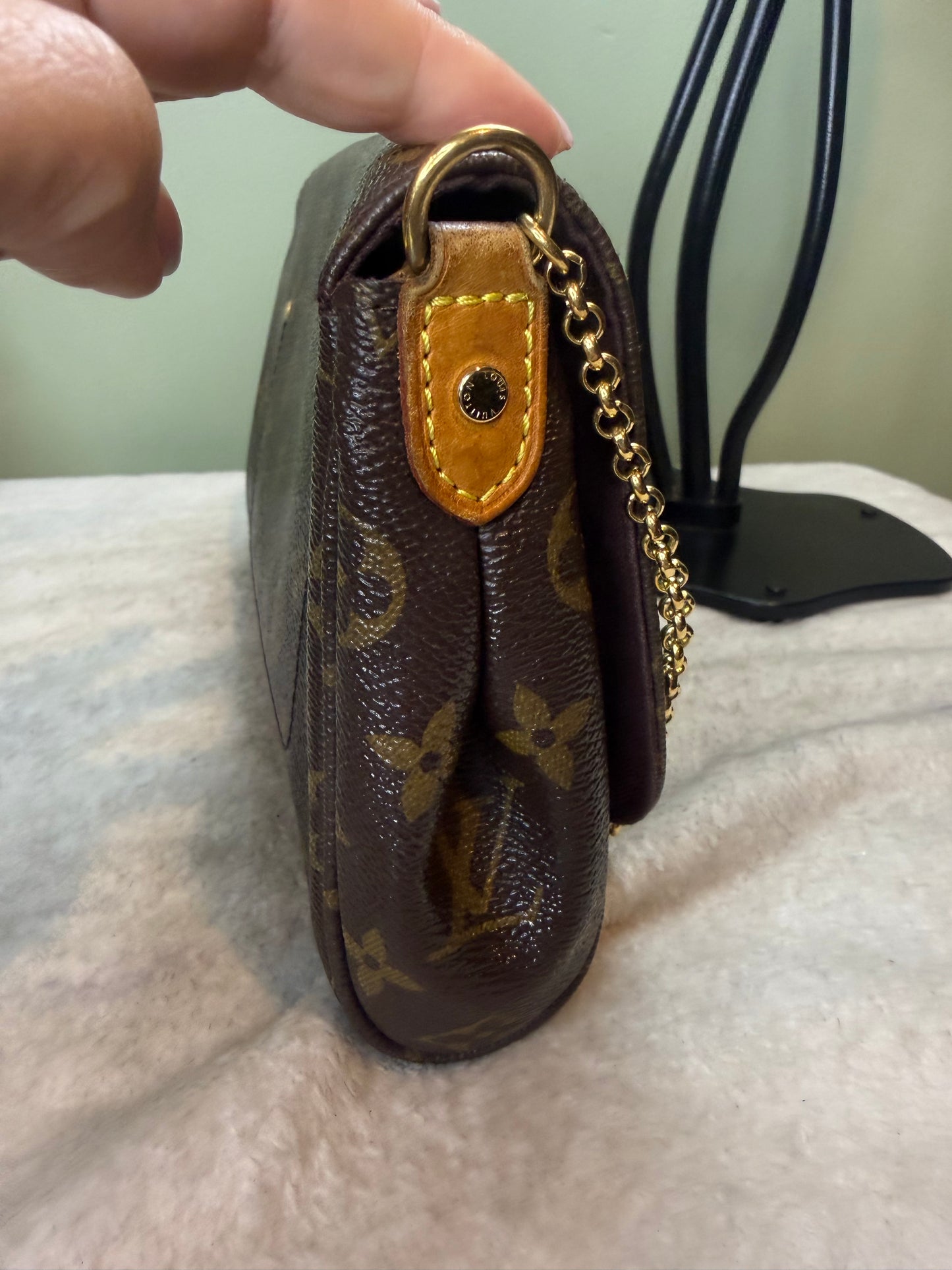 1463. Louis Vuitton Monogram Favorite MM
