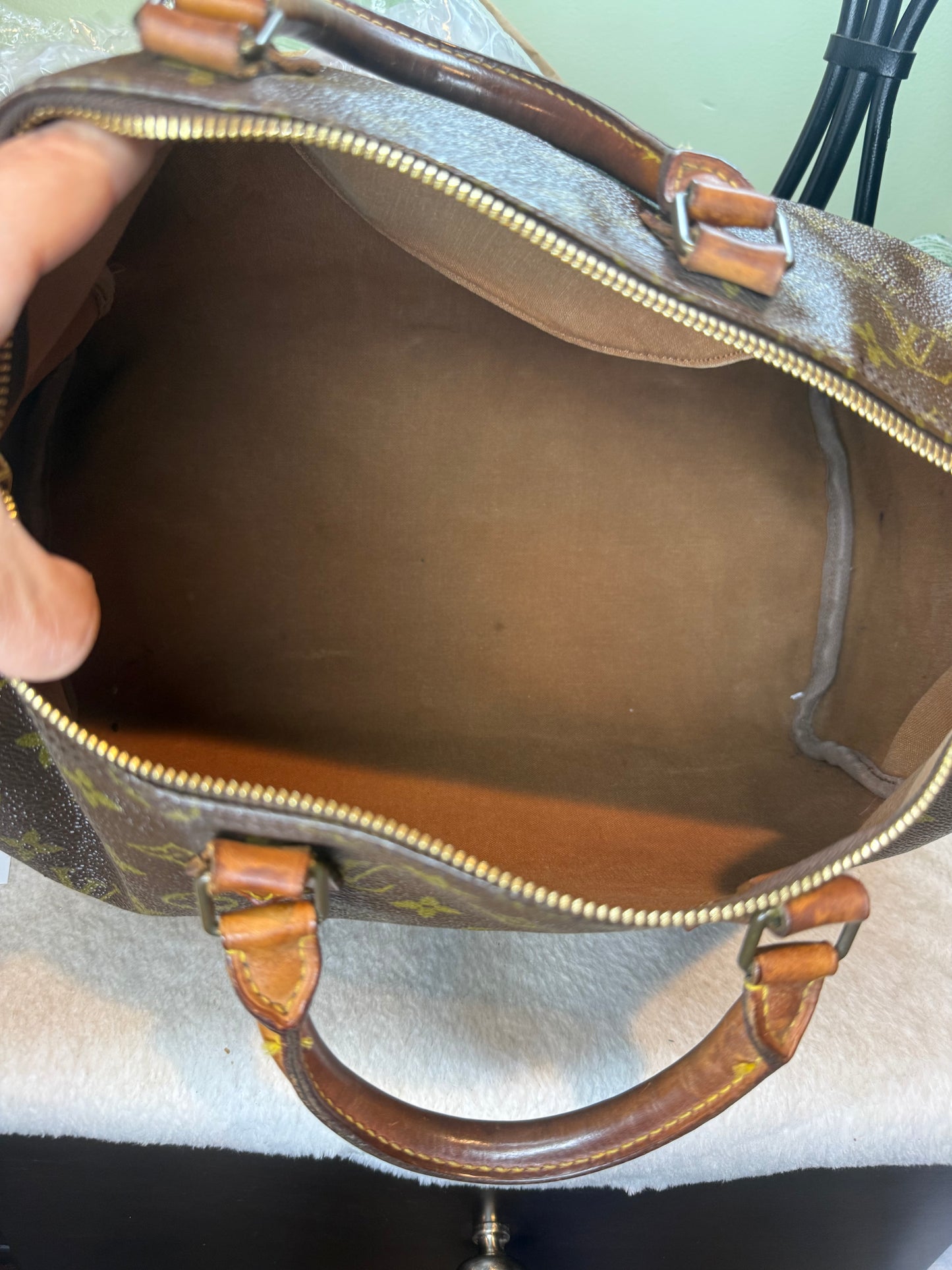 1189. Louis Vuitton Monogram Speedy 30
