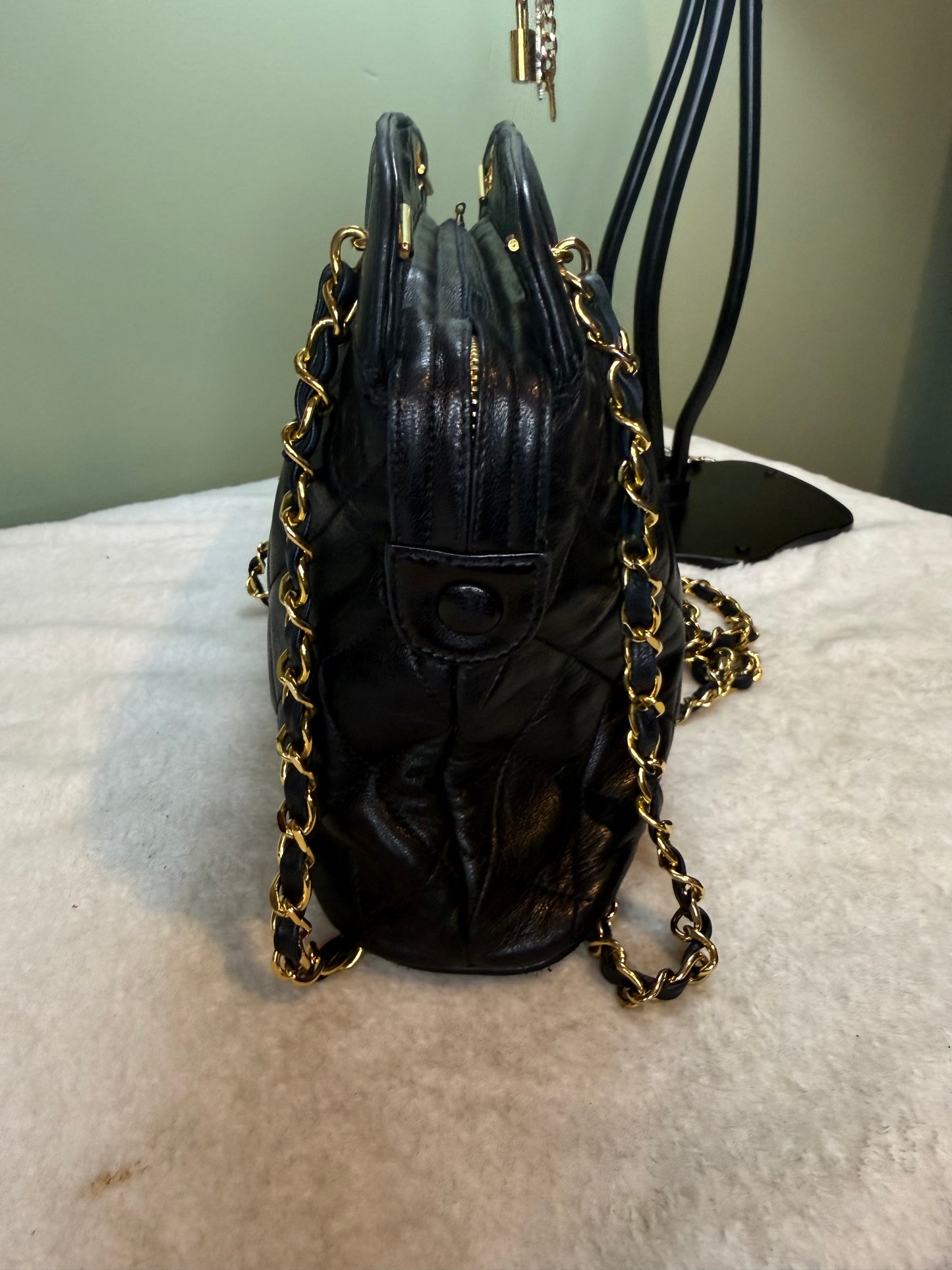 880. Chanel Vintage Quilted Lambskin Shoulder bag with Gold CC hardware