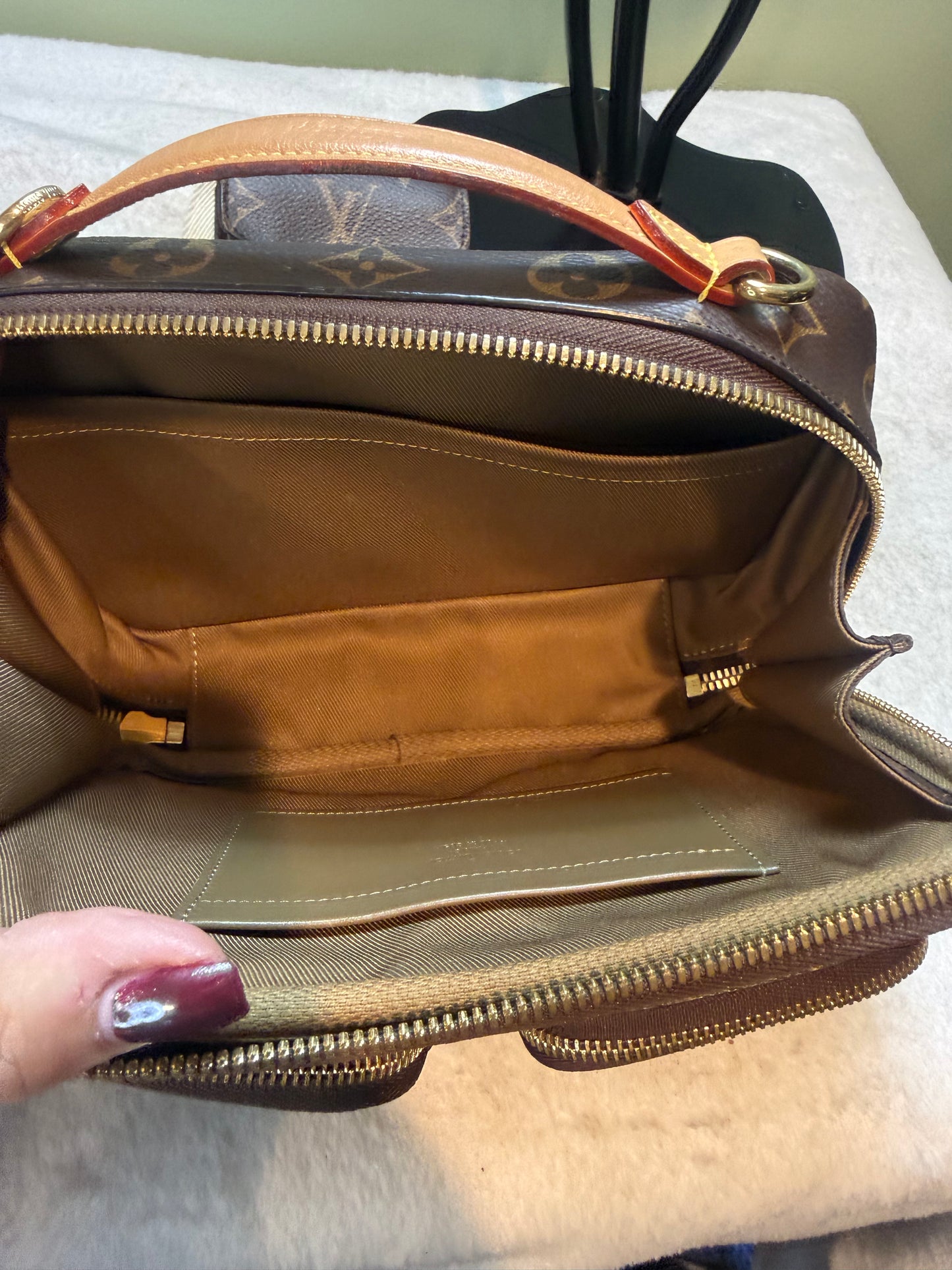 1712. Louis Vuitton Monogram Utility Crossbody Bag
