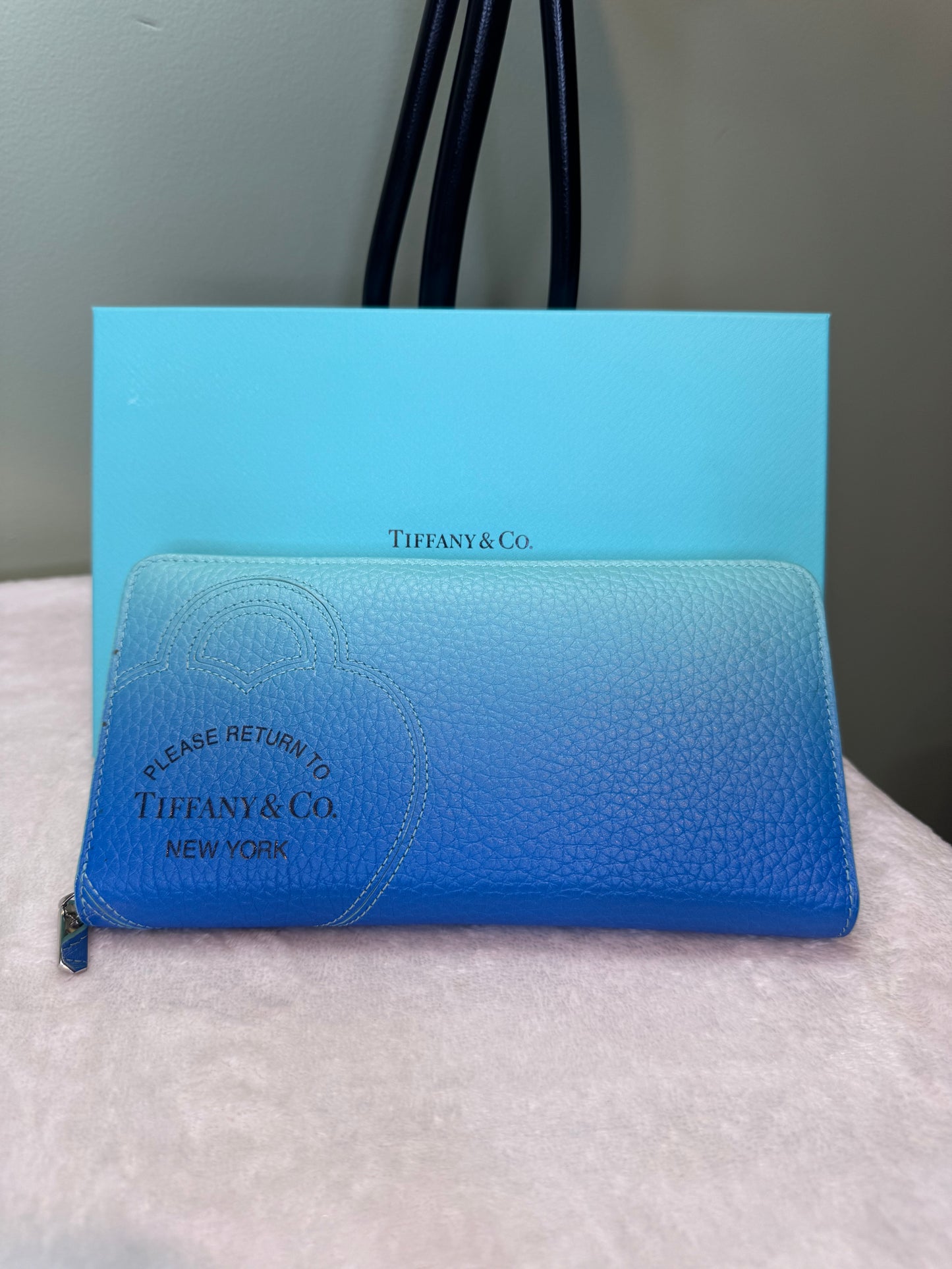 1886. Tiffany Return to Tiffany Ombre Blue Zippy Wallet