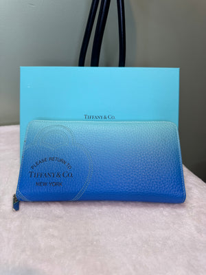1886. Tiffany Return to Tiffany Ombre Blue Zippy Wallet