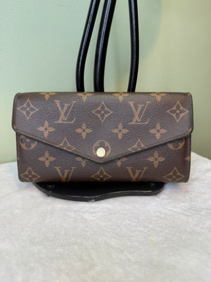 1778. Louis Vuitton Monogram Sarah Wallet with Fuchsia